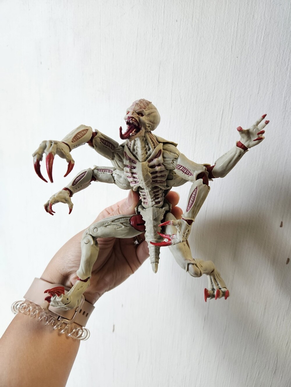 2022 McFarlane Warhammer 40k Tyranid Genestealer 7" Action Figure